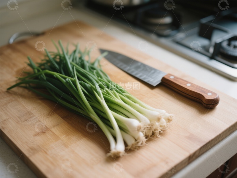 高清大图下载【趣麦麦图】新鲜葱与刀置于木砧板上