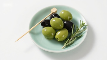 青绿橄榄配迷迭香，清新小碟