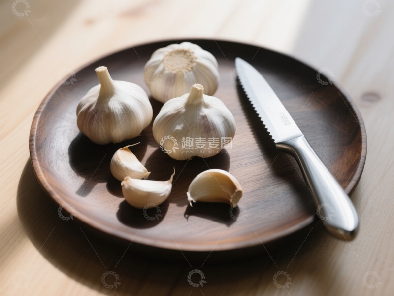 高清大图下载【趣麦麦图】大蒜与刀具置于木质盘中