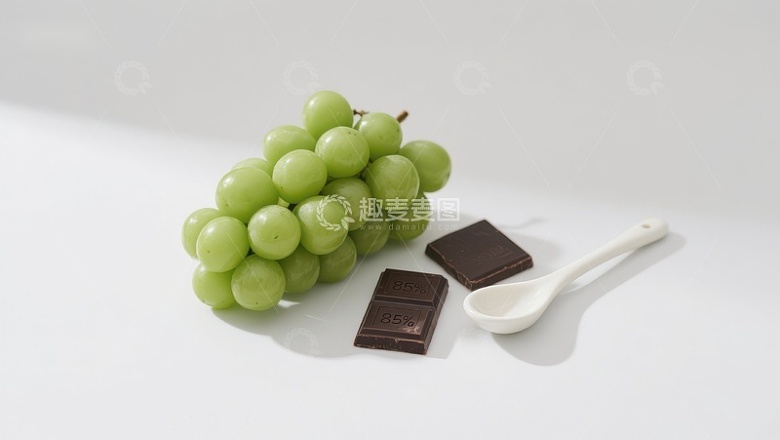 葡萄与巧克力的静物组合