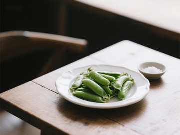 新鲜豌豆荚置于木质桌上的静谧场景