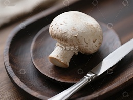新鲜蘑菇置于木质盘中