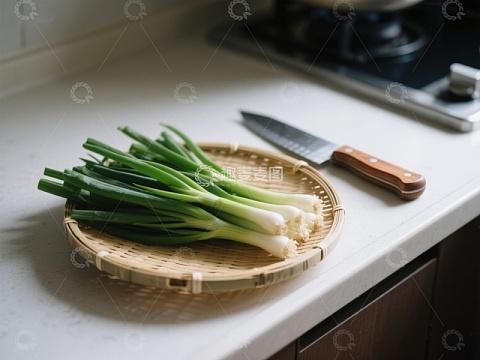 厨房台面上的葱与刀具