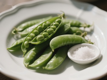 新鲜豌豆荚与盐粒