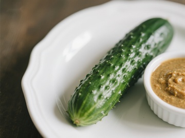 新鲜黄瓜配酱料，简约美食