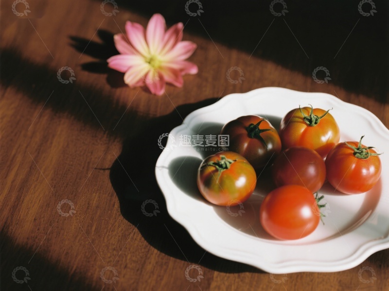 高清大图下载【趣麦麦图】盘中番茄与花瓣的静谧光影