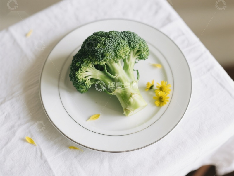 高清大图下载【趣麦麦图】盘中的新鲜西兰花与黄色花瓣