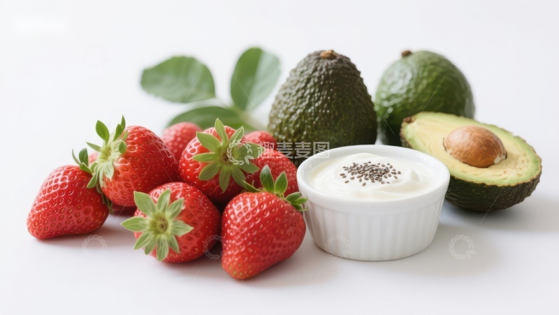 高清大图下载【趣麦麦图】草莓与牛油果配酸奶的健康组合