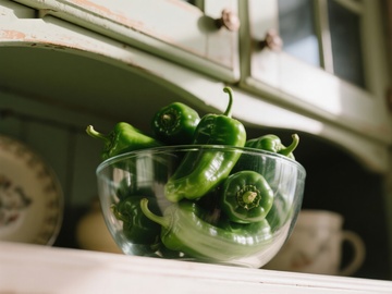 玻璃碗中的青椒