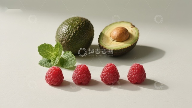 新鲜牛油果与覆盆子的静物组合
