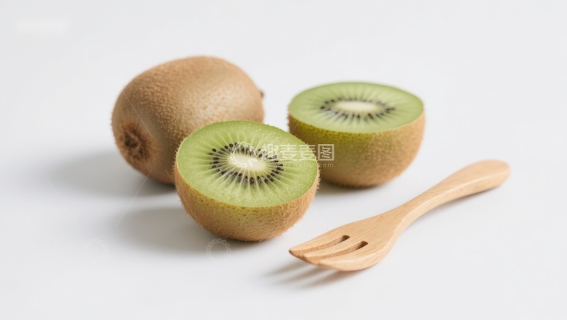 高清大图下载【趣麦麦图】新鲜猕猴桃与木质叉子