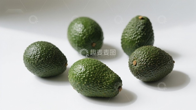 五个新鲜牛油果静置在白色背景上