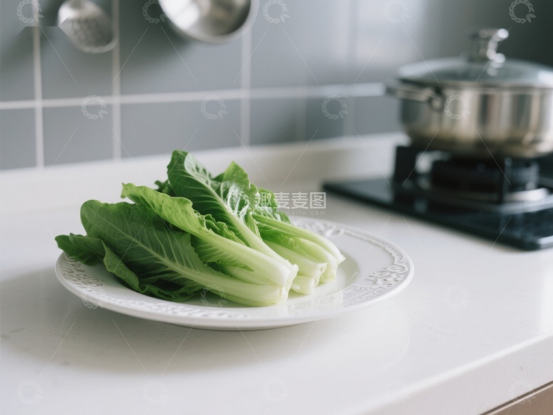 高清大图下载【趣麦麦图】新鲜生菜置于厨房白色盘中