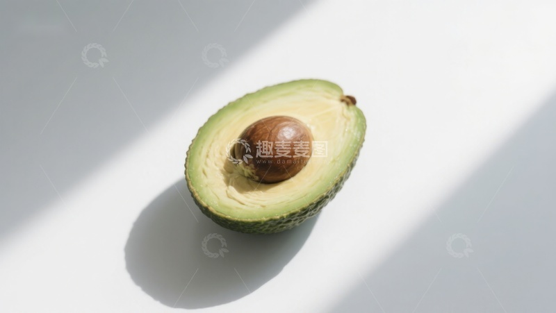 高清大图下载【趣麦麦图】切开的牛油果静置于光影中