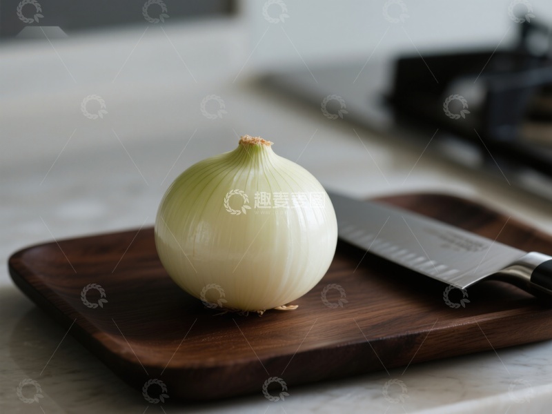 高清大图下载【趣麦麦图】洋葱置于砧板旁配刀具