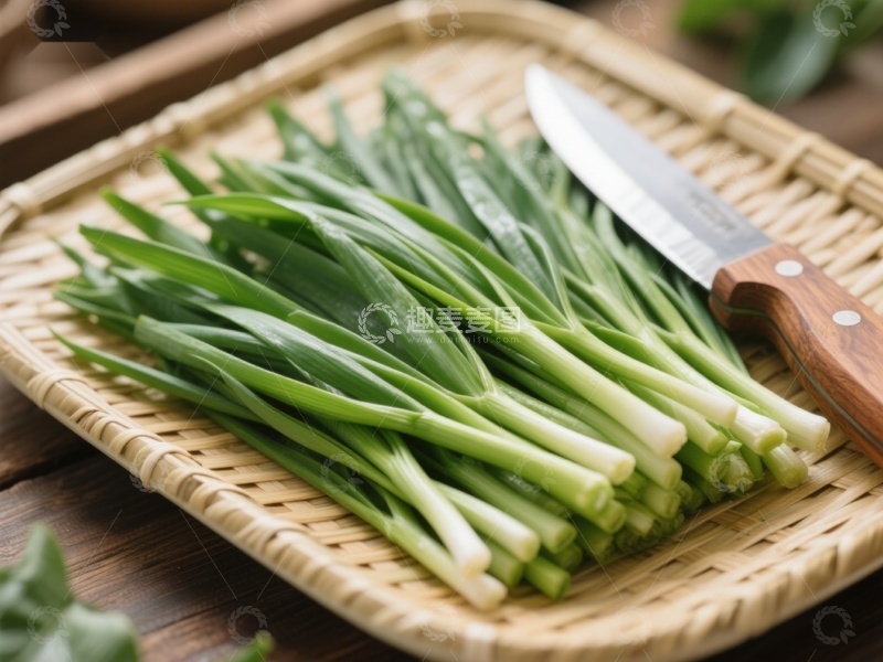 高清大图下载【趣麦麦图】新鲜葱段与刀具置于竹篮