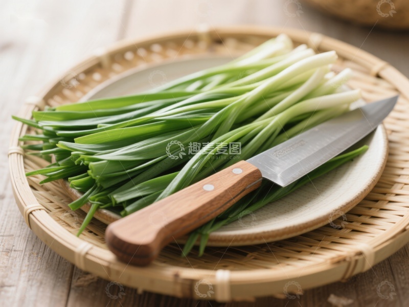 高清大图下载【趣麦麦图】新鲜葱段与木柄刀置于竹篮