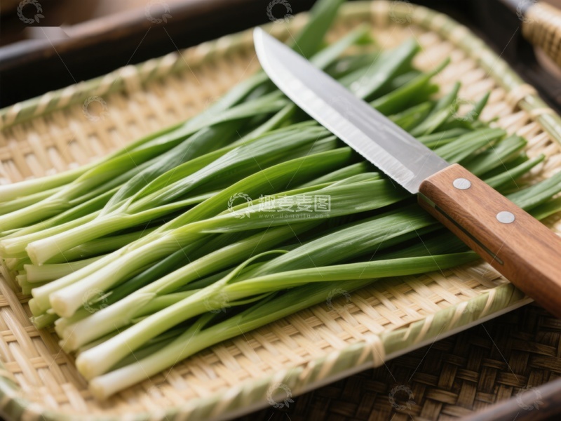 高清大图下载【趣麦麦图】新鲜葱段与刀具置于竹篮