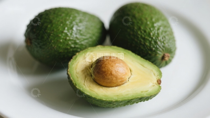 高清大图下载【趣麦麦图】新鲜牛油果，一半切开展示果核
