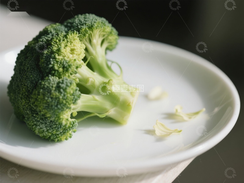 高清大图下载【趣麦麦图】新鲜西兰花置于白色盘中