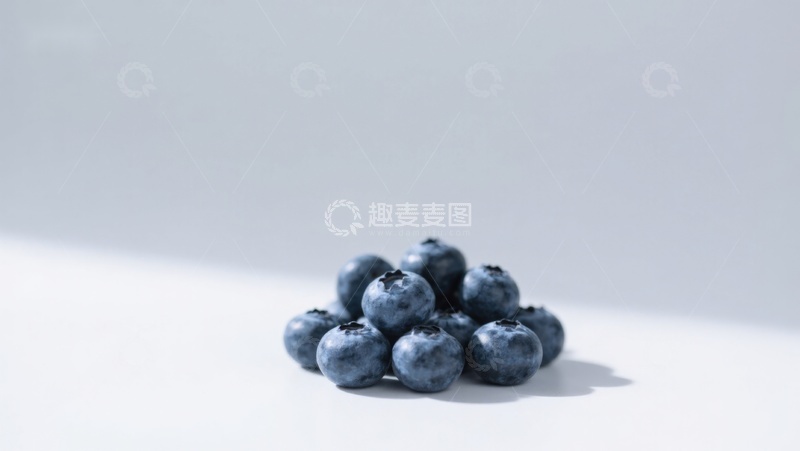 高清大图下载【趣麦麦图】新鲜蓝莓静置在白色背景上