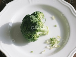 盘中的新鲜西兰花