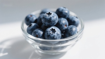 玻璃碗中的新鲜蓝莓