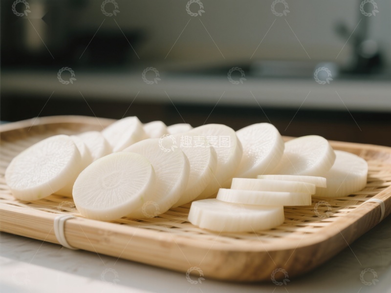 高清大图下载【趣麦麦图】切片白萝卜置于竹制托盘