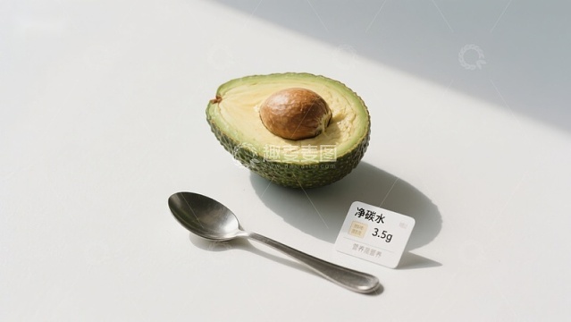 半个牛油果与勺子及标签的静物组合
