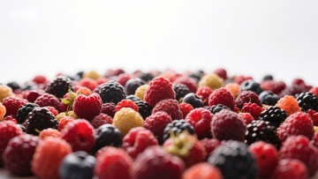 新鲜浆果的多彩集合