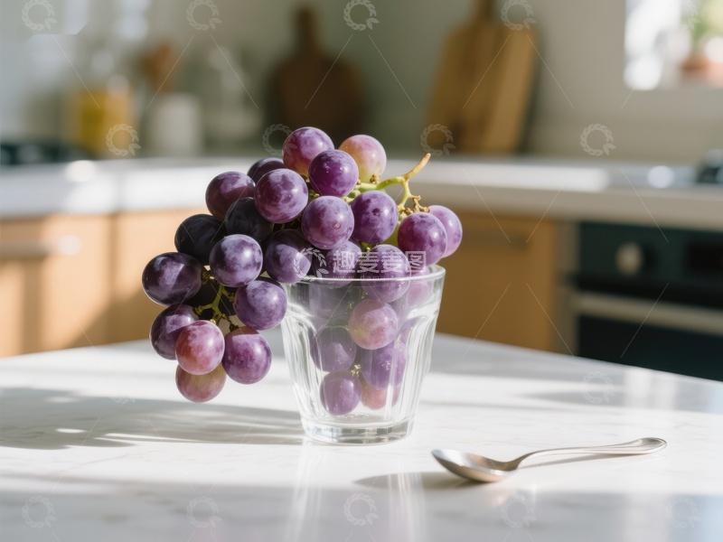 高清大图下载【趣麦麦图】厨房台面上的葡萄杯