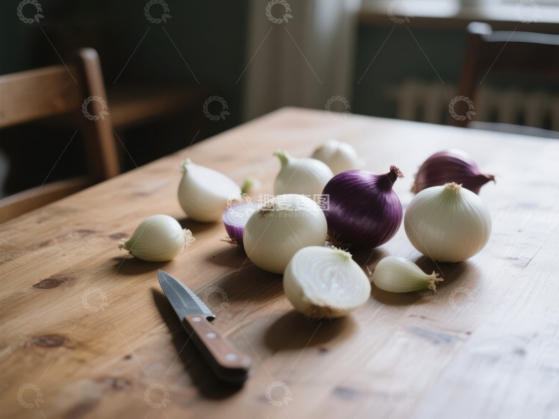 高清大图下载【趣麦麦图】木桌上摆放的多种洋葱与小刀