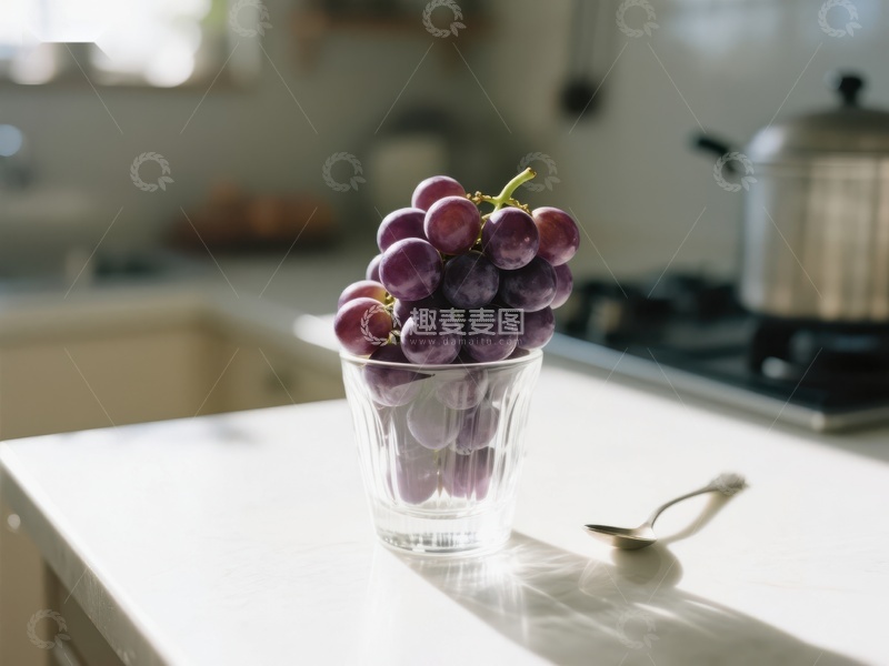 高清大图下载【趣麦麦图】厨房台面上的葡萄杯
