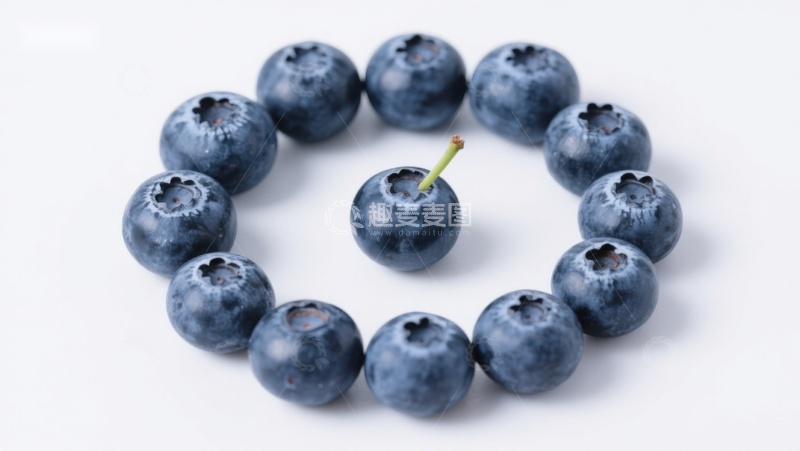 高清大图下载【趣麦麦图】蓝莓围成心形，中央一颗带茎