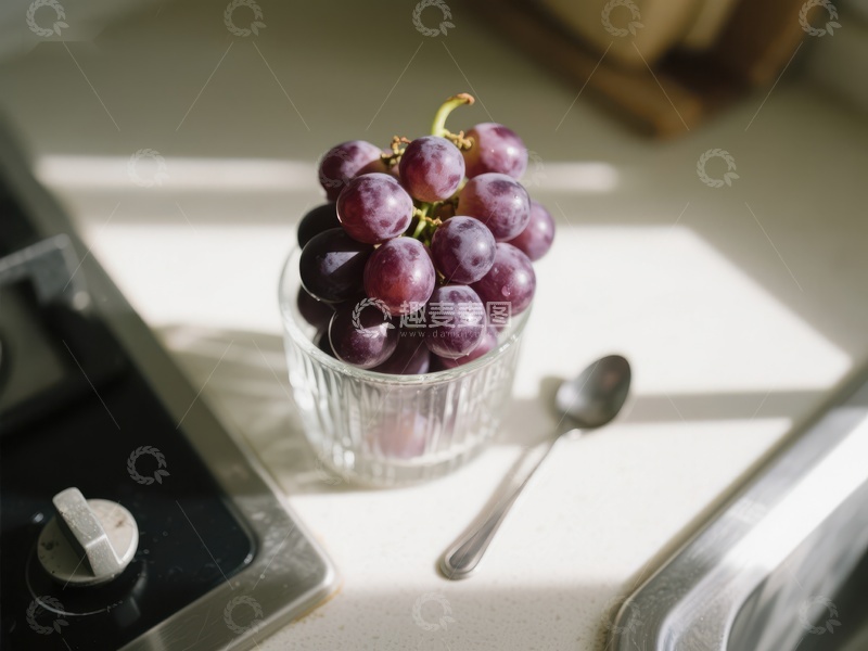 高清大图下载【趣麦麦图】阳光下的葡萄杯