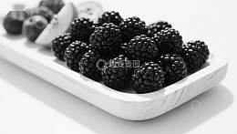 黑莓与蓝莓的静物展示