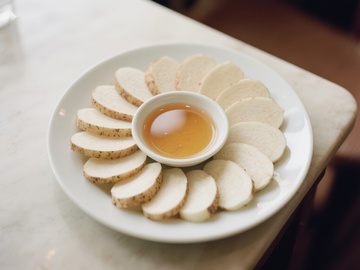 盘中摆放的切片食物与酱料