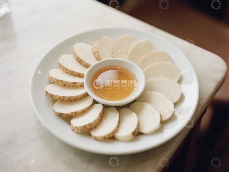 盘中摆放的切片食物与酱料