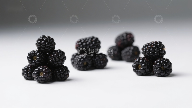 高清大图下载【趣麦麦图】新鲜黑莓分堆摆放