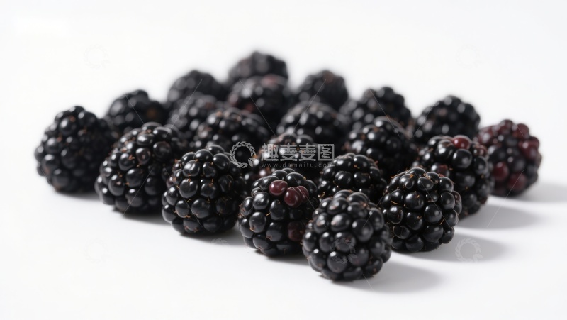 高清大图下载【趣麦麦图】新鲜黑莓堆叠在白色背景上
