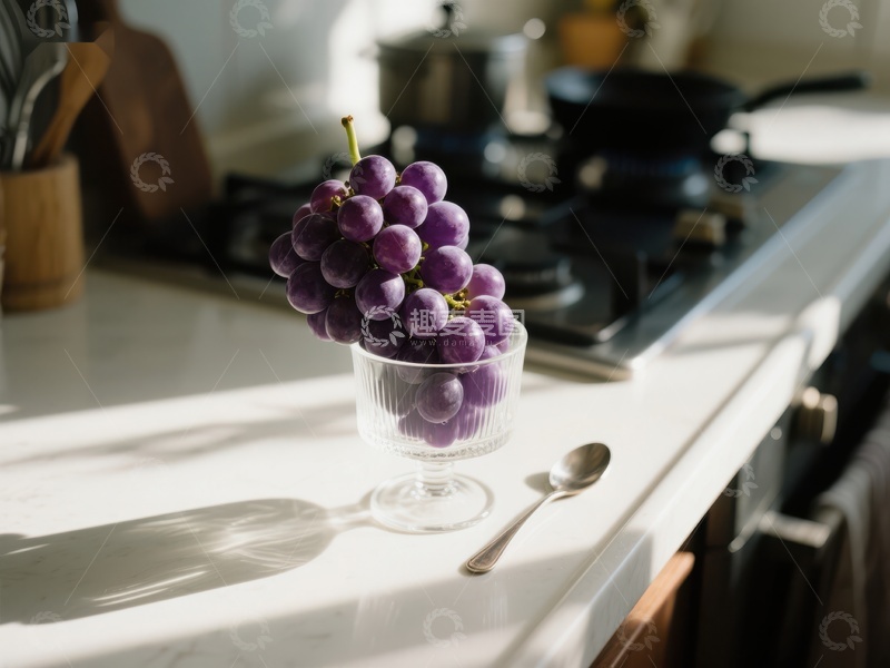 高清大图下载【趣麦麦图】阳光下的葡萄与厨房一角