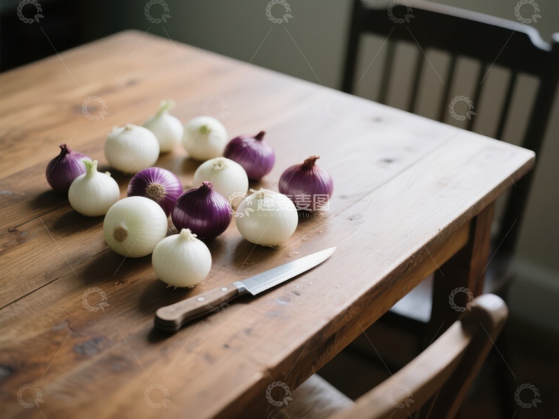 高清大图下载【趣麦麦图】木桌上摆放的洋葱与刀具