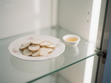 玻璃柜中的切片药材与小碗