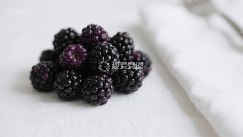 高清大图下载【趣麦麦图】新鲜黑莓堆叠在白色布上