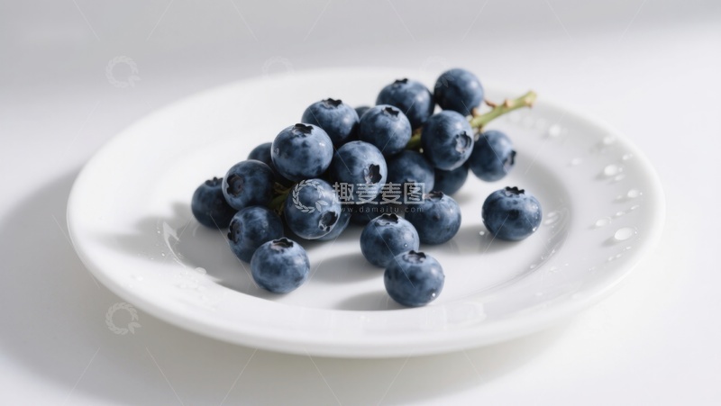 高清大图下载【趣麦麦图】新鲜蓝莓置于白色盘中