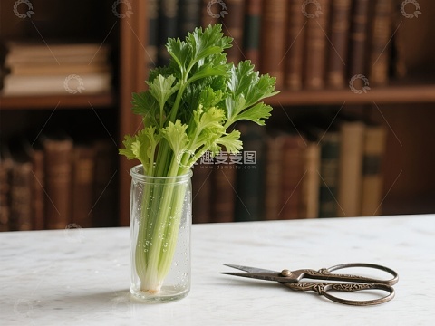 芹菜置于玻璃杯中，背景为书架