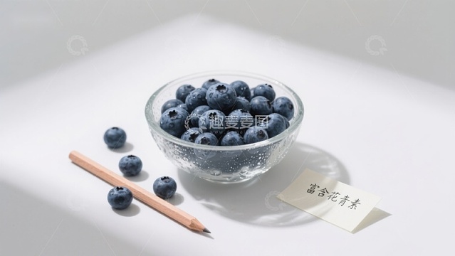 蓝莓碗与铅笔的静物组合