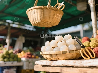 市场摊位上的新鲜龙眼和荔枝