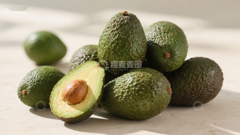 高清大图下载【趣麦麦图】新鲜牛油果堆叠展示