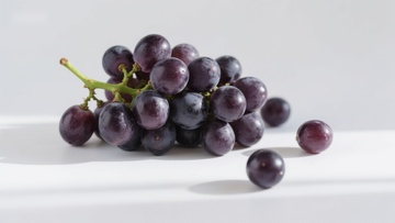 新鲜紫葡萄静物拍摄
